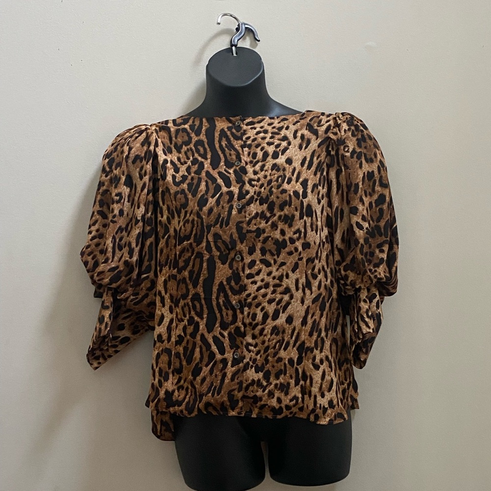 NWOT PLUS SIZE  2X 🐆 LEOPARD PULLOVER BLOUSE.. buttons to back. - Picture 4 of 9